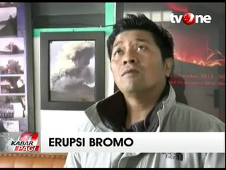 Gunung Bromo Keluarkan Sinar Api dari Dalam Kawah
