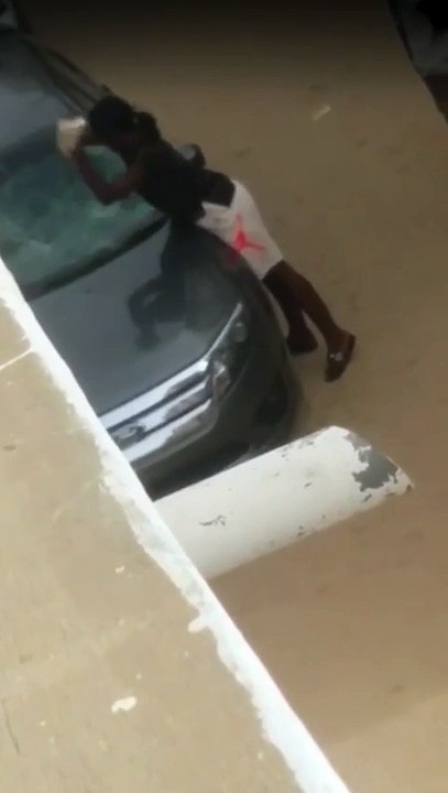 Fille jalouse bousille la voiture de son mari