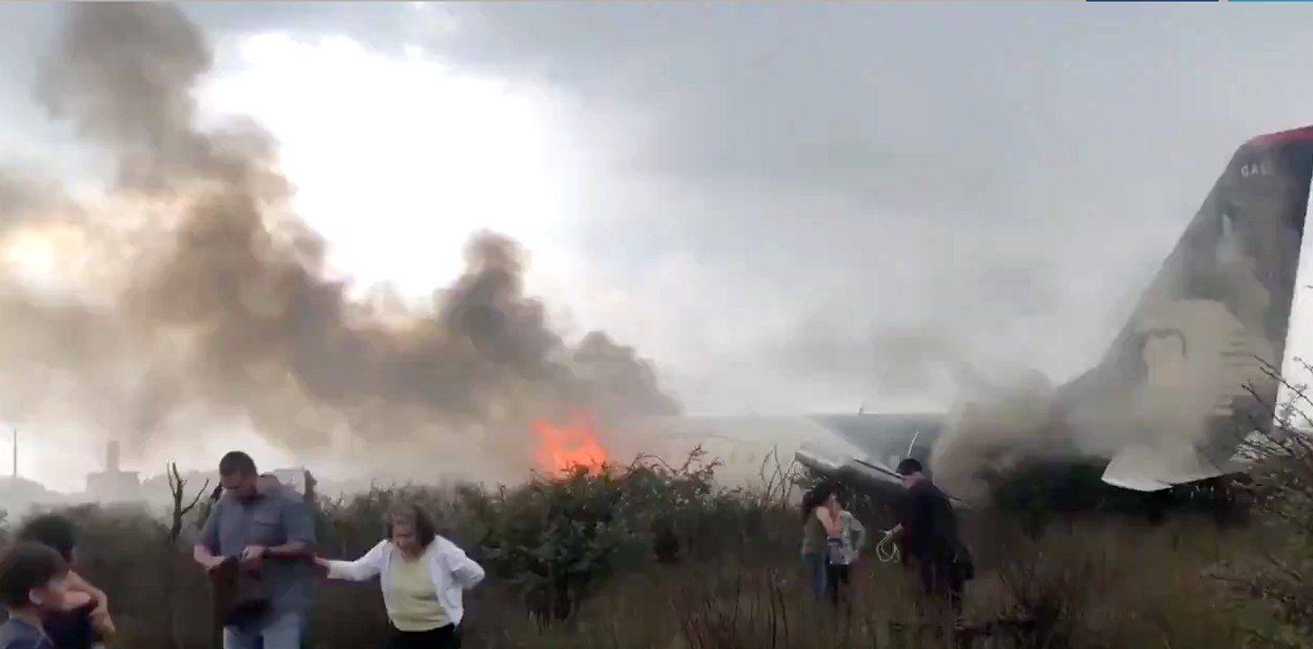 Mexique : Une passagère filme le crash et les survivants qui évacuent l'appareil en flamme