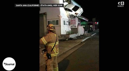 Une voiture s’encastre dans un immeuble - ZAPPING ACTU BEST OF DU 10/08/2018