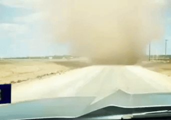 Video herunterladen: Vehicle Drives Through Texas Dust Devil