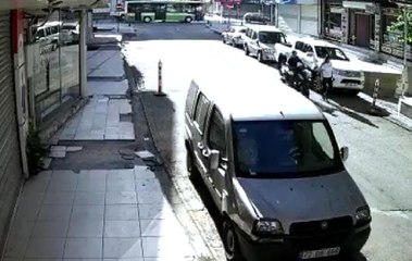 Motosiklet Sürücüsü, Yolda Yürüyen Kadın Öğretmene Tekme Atıp Yere Düşürdü