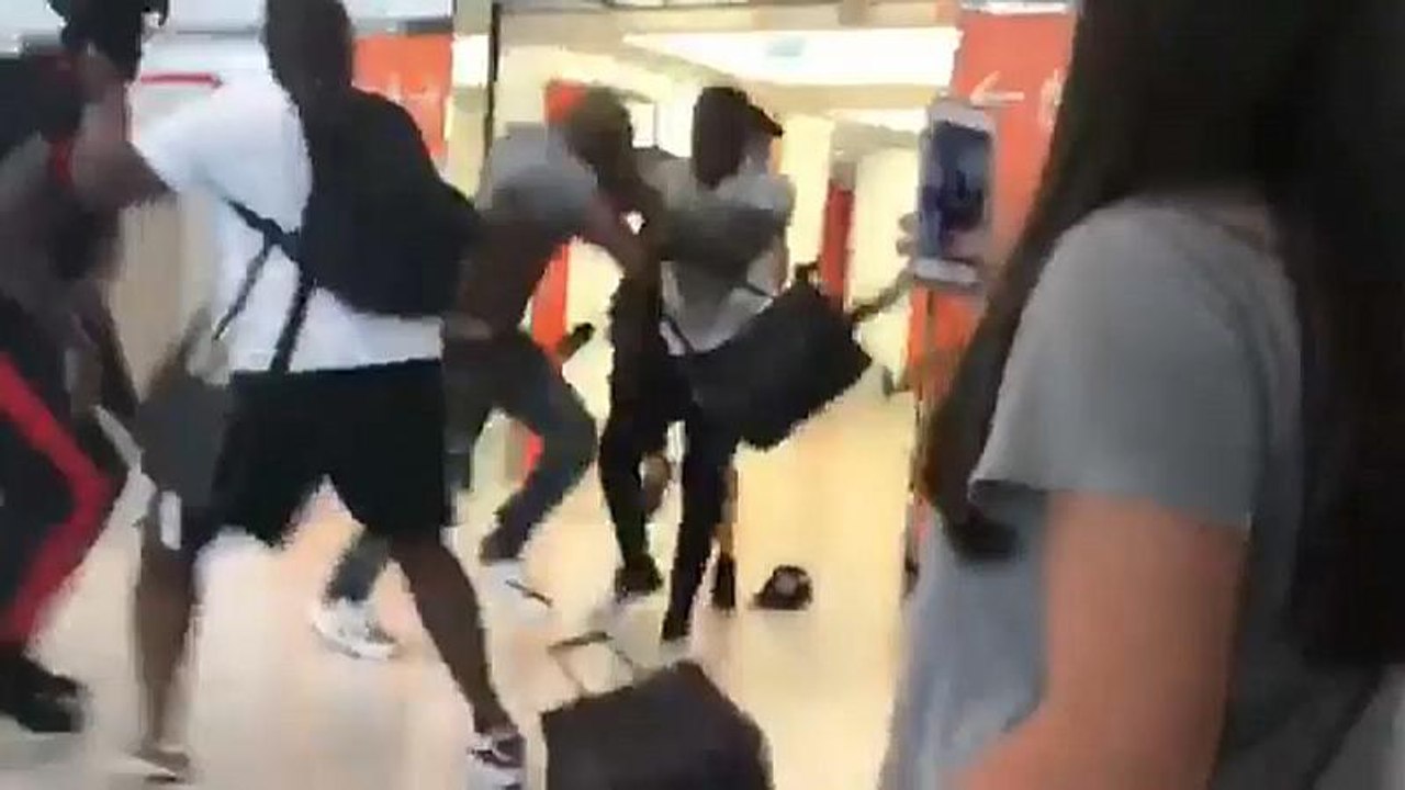 Les rappeurs français Booba et Kaaris toujours en garde à vue