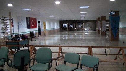 Engelli Vatandaşların Spor Yaptığı Salonu Su Bastı, Biriken Suyu Akülü Arabasıyla Temizlemeye...