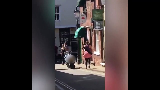 Il fait tomber la moto d'un voleur qui voulait prendre la fuite !