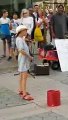 Mükemmel Keman Çalan Küçük Sokak Sanatçısı Kız