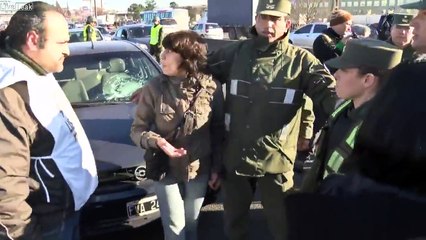 Скачать видео: Ce policier se jette sur une voiture sur l'autoroute en Argentine