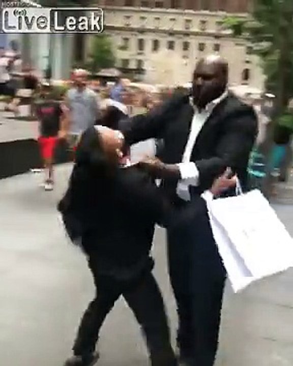 Il le jette dans une fontaine à New York en pleine embrouille !