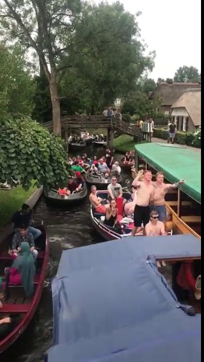Amsterdam en été : embouteillage de bateaux dans les canaux !
