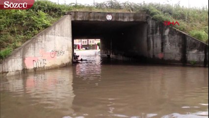Çocuklar alt geçitte biriken yağmur suyunda yüzdü