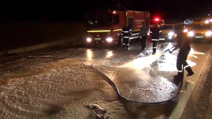 Kaza Sonrası Otomobili Yanan Sürücüler Olay Yerinden Kaçtı