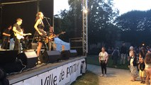 La chanteuse Gwennyn apprend au public la danse du Plinn