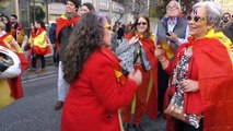 Una Cataluña resistente con banderas de España obliga al separatismo entristecido a retroceder