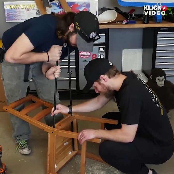Diese Jungs haben einen gewöhnlichen IKEA Stuhl in ein funktionierendes Flugzeug verwandelt... in weniger als 6 Stunden! :-D Via: Youtube>   Facebook>