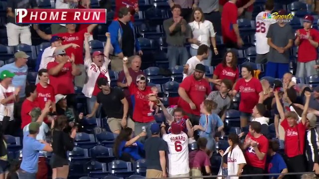 Aficionado de béisbol atrapa jonrón con bebé en brazos