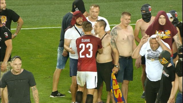 Qualifs C3 - Les ultras du Sparta Prague envahissent le terrain après un pénalty litigieux