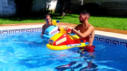 CARRERA DE MOTOS DE AGUA EN LA PISCINA !! *INFLABLE* Makiman
