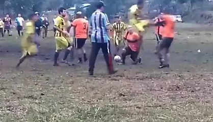 Foot amateur : il se prend pour Bruce Lee