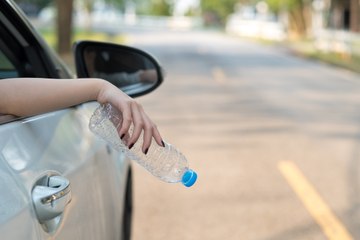 1 français sur 3 jette ses déchets par la fenêtre de la voiture