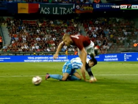 لقطة: كرة قدم: مشجّعو سبارتا براغ المتعصّبون يقتحمون الملعب بعد احتساب ركلة جزاء مثيرة للجدل بحقّ فريقهم