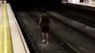 Un hombre baja a las vías del metro