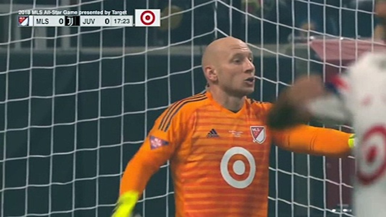 Dünya futbol tarihinde bir ilk! Maç esnasında kaleciye mikrofon takıp röportaj yaptılar