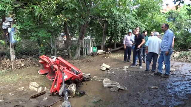 Domaniç'te sel... Sele teslim olan köyde 10 ev, ahır ve kümesler kullanılamaz hale geldi