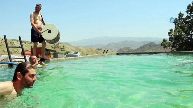 Davul-zurna eşliğinde bahçe sulama havuzunda serinliyorlar