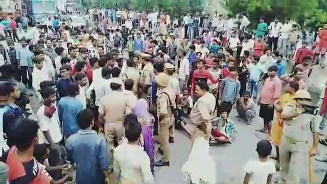 यूपी में बाढ़ पीड़ितों का हंगामा, कानपुर-दिल्ली हाईवे किया जाम, पुलिस की बाइक फूंकी