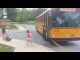 Kanada’da Okul Otobüsünün Önüne Çocukların Geçmemesi İçin Alınan Güvenlik Önlemi ve Araçların Okul Otobüsü Görür Görmez Durması