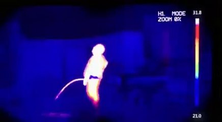 Termal kameralar kayıttayken işemeye başlayan dayı o sırada öksürürken istemeden osuruyor. Dünya bir dakikalığına güzelleşiyor askldjlaskjdBizi instagramdan da