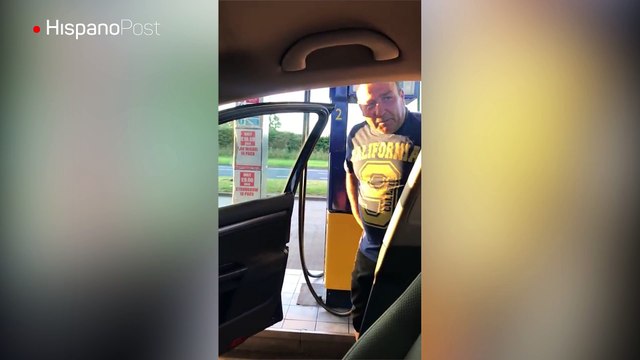 Se tiró gas y el olor era tan fuerte que su padre no quiso sentarse hasta que el auto se despejara