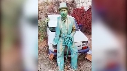 Canlı heykel performansı sergileyen sanatçıya 124 TL ceza!