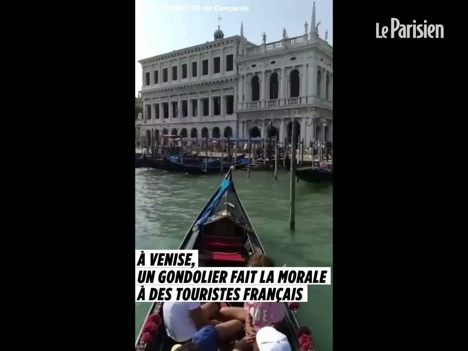 A Venise, un gondolier fait la leçon à des touristes français qui se baignent à côté de la place Saint-Marc