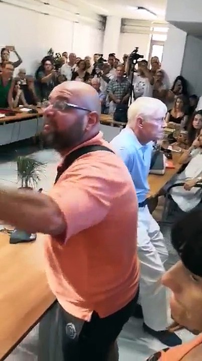 Ένταση στο Δημοτικό Συμβούλιο Μαραθώνα