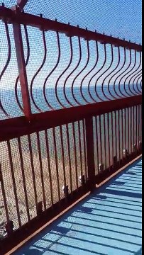Ce touriste est effrayé en haut d'un gratte-ciel et se plaque à la paroi !