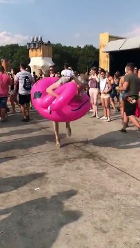 Classe : il danse dans un flamand rose géant à un Festival !