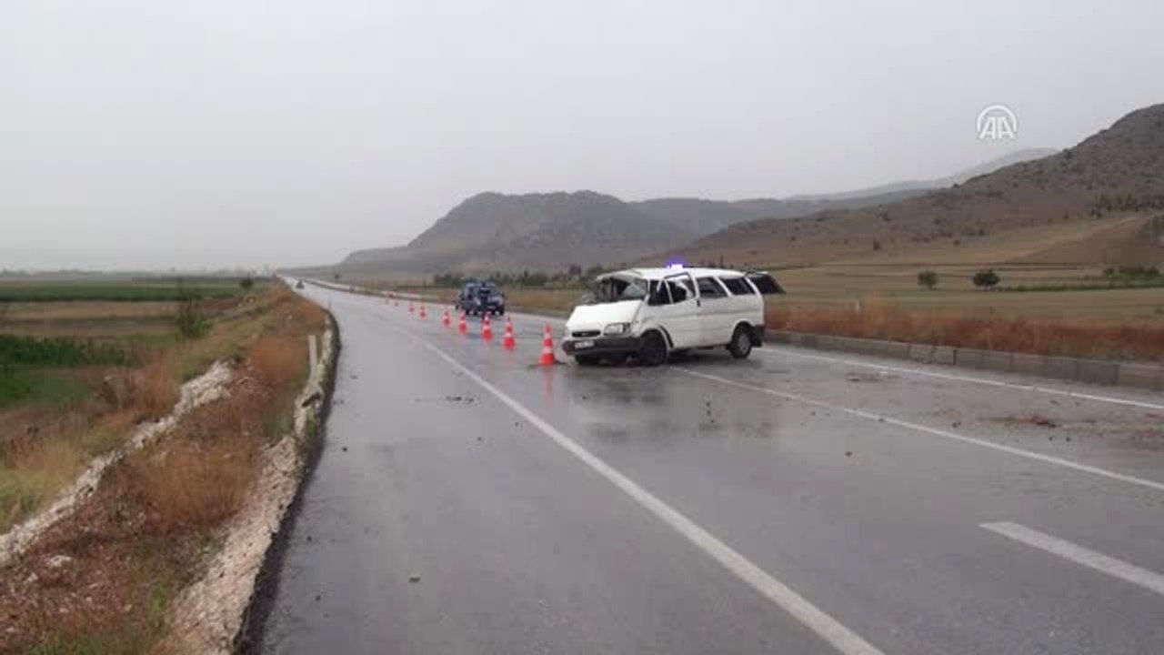 Burdur'da Minibüs Devrildi: 3 Yaralı