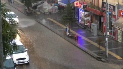 Kars'ta Sağanak Yağmur Caddeleri Sular Altında Bıraktı