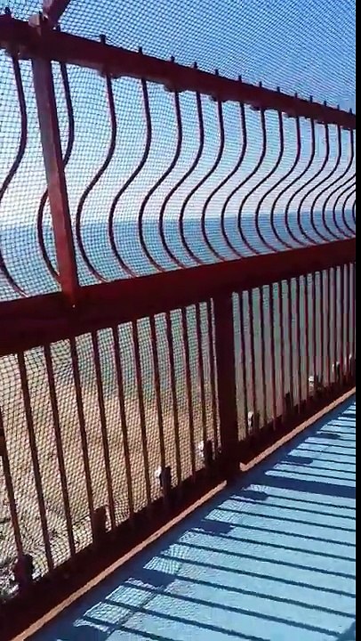 Cet homme a vraiment le vertige, il se colle à la paroi