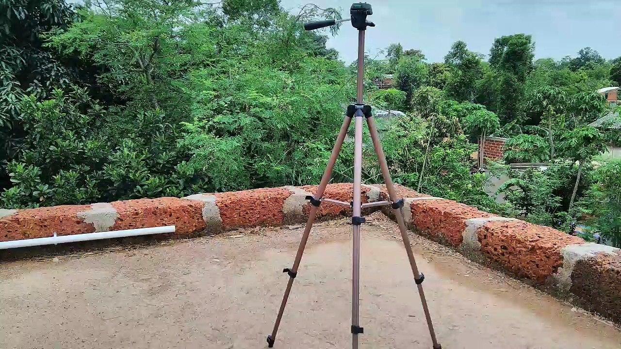ଯେତେ ବାଡେଇଲେ ବି ଭାଙ୍ଗିବନି ଏହି ଷ୍ଟାଣ୍ଡ || Best Tripod for New YouTubers || Amazon Basics