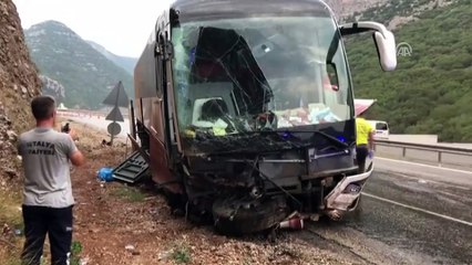 Antalya'da otobüs yol kenarındaki kayalığa çarptı: 4 yaralı