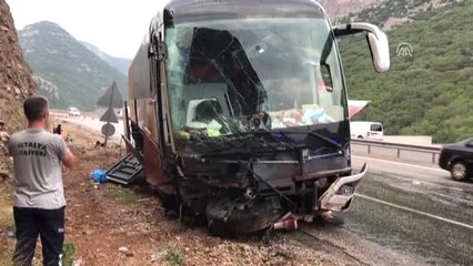 Antalya'da Otobüs Yol Kenarındaki Kayalığa Çarptı: 4 Yaralı