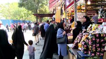 الكثير من الإيرانيين يتجهون الى ادخار الدولار وشراء المؤن للنجاة من الأزمة
