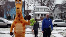 Toys�R�Us Team Surprises Birthday Club Sweeps Winner At Home!