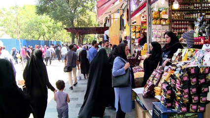 الكثير من الإيرانيين يتجهون الى ادخار الدولار وشراء المؤن للنجاة من الأزمة