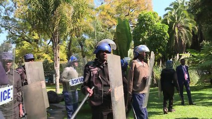 رئيس زيمبابوي يؤكد نزاهة الانتخابات والمعارضة تتهم الحكومة بالتزوير