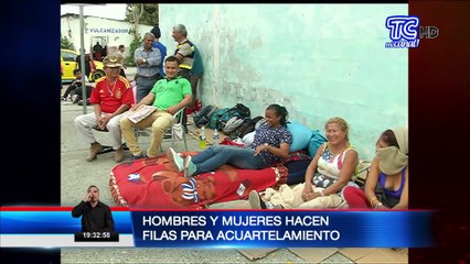Hombres y mujeres hacen fila para acuartelamiento