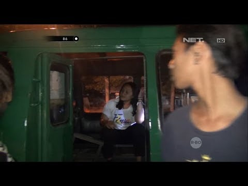 Gelap-gelapan di Dalam Angkot, Sepasang Kekasih Ini Hanya Terdiam - 86