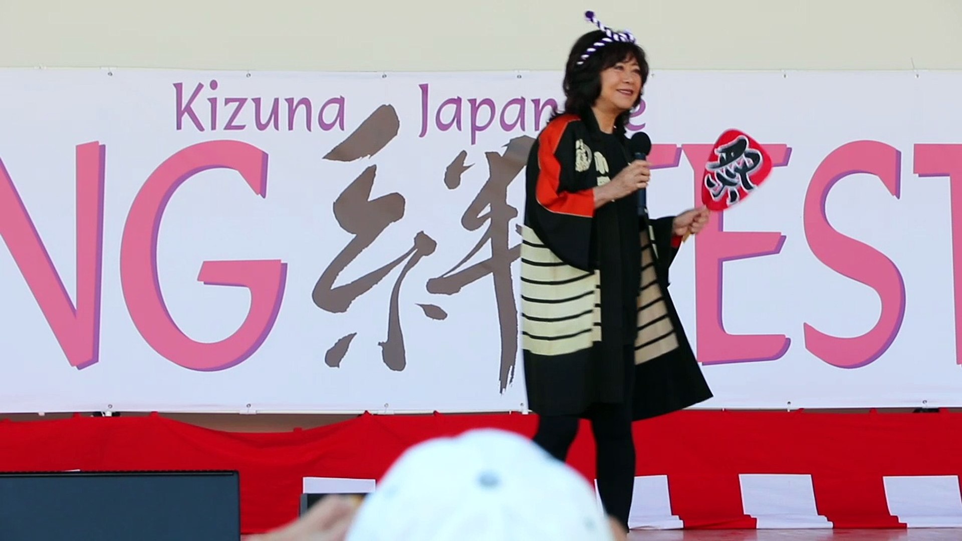 ⁣Woman singing Japanese song.